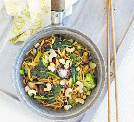 https://www.pontalo.net - Spicy mushroom & broccoli noodles