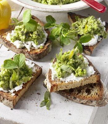 https://www.pontalo.net - Pea & broad bean hummus with goat’s cheese & sourdough