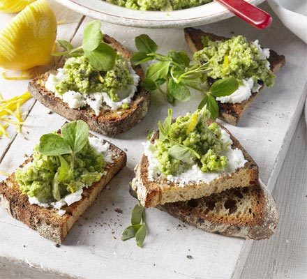 https://www.pontalo.net - Pea & broad bean hummus with goat’s cheese & sourdough