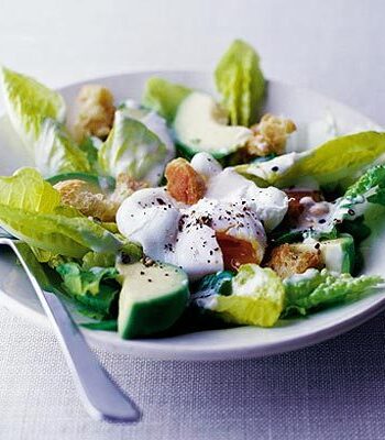 https://www.pontalo.net - Poached egg salad with garlic croutons