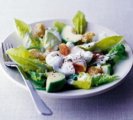 https://www.pontalo.net - Poached egg salad with garlic croutons