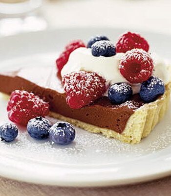 https://www.pontalo.net - Chocolate tart with crème fraîche & raspberries