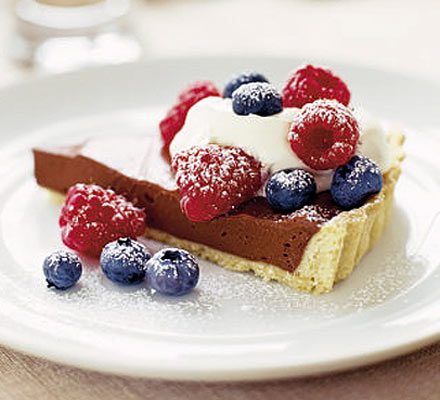 https://www.pontalo.net - Chocolate tart with crème fraîche & raspberries