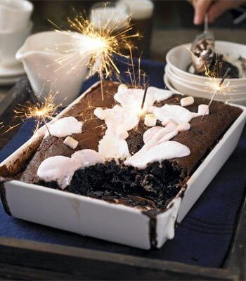 https://www.pontalo.net - Sticky chocolate pudding with marshmallows