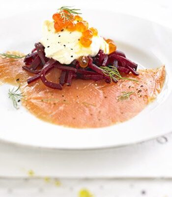 https://www.pontalo.net - Smoked salmon with beetroot & vodka crème fraîche