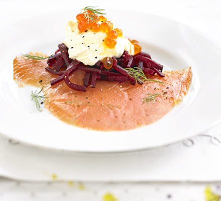 https://www.pontalo.net - Smoked salmon with beetroot & vodka crème fraîche