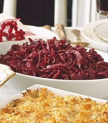 https://www.pontalo.net - Braised red cabbage with cider & apples