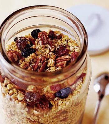 https://www.pontalo.net - Crunchy granola with berries & cherries