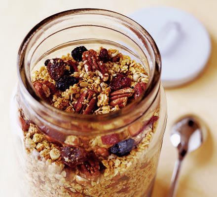 https://www.pontalo.net - Crunchy granola with berries & cherries