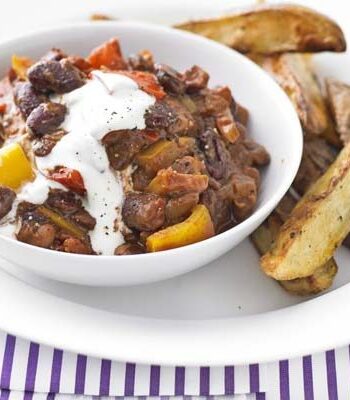 https://www.pontalo.net - Mixed bean chilli with wedges