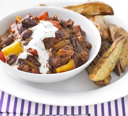 https://www.pontalo.net - Mixed bean chilli with wedges