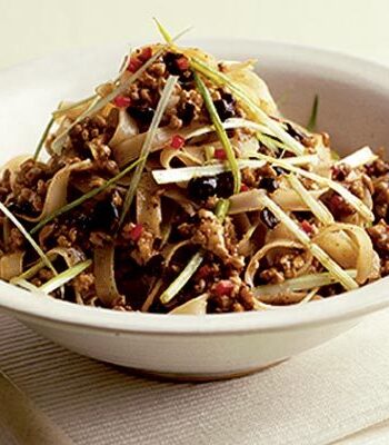 https://www.pontalo.net - Black bean pork with noodles