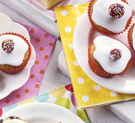 https://www.pontalo.net - Dotty banana fairy cakes