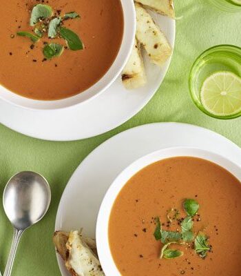 https://www.pontalo.net - Quick tomato soup with cheesy garlic dippers