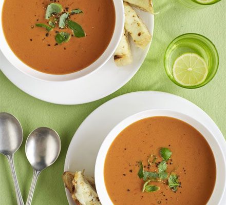 https://www.pontalo.net - Quick tomato soup with cheesy garlic dippers