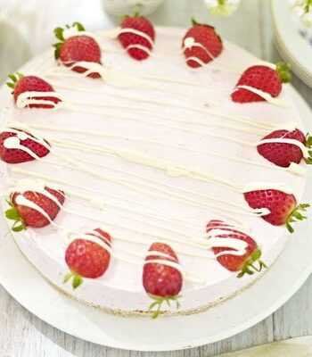 https://www.pontalo.net - Strawberry & white chocolate mousse cake