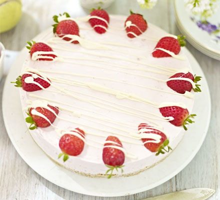 https://www.pontalo.net - Strawberry & white chocolate mousse cake