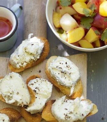 https://www.pontalo.net - Nectarine salad with goat’s cheese toasts