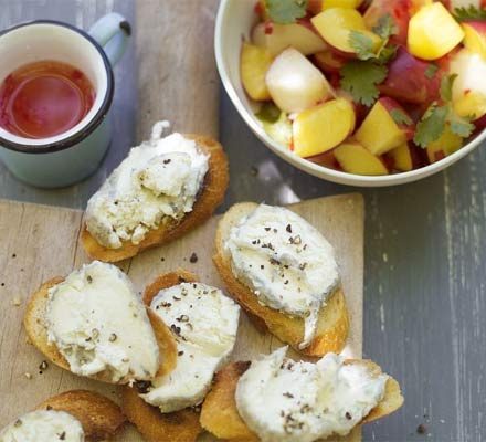 https://www.pontalo.net - Nectarine salad with goat’s cheese toasts