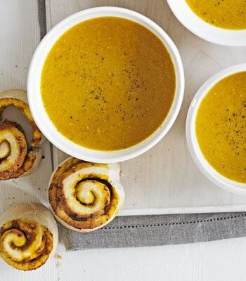 https://www.pontalo.net - Spicy lentil soup with curry pinwheel rolls