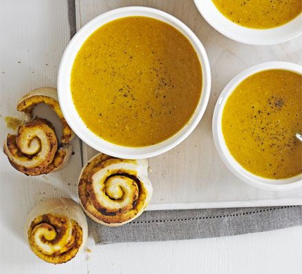 https://www.pontalo.net - Spicy lentil soup with curry pinwheel rolls