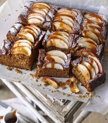 https://www.pontalo.net - Spiced toffee apple cake