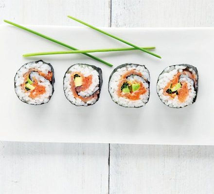 https://www.pontalo.net - Smoked salmon & avocado sushi