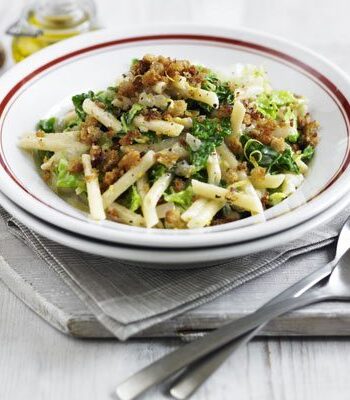 https://www.pontalo.net - Creamy lemon & cabbage pasta with garlic crumbs