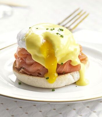 https://www.pontalo.net - Eggs benedict with smoked salmon & chives