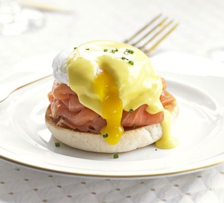 https://www.pontalo.net - Eggs benedict with smoked salmon & chives