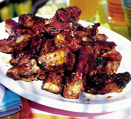 https://www.pontalo.net - Sizzling spare ribs with BBQ sauce