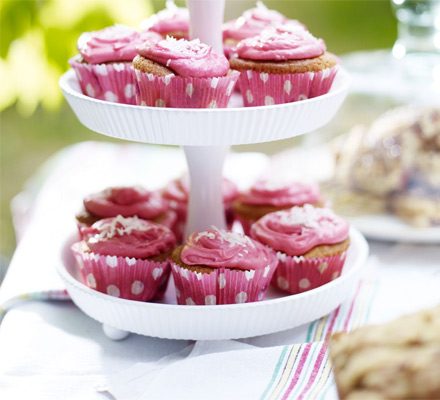 https://www.pontalo.net - Coconut & raspberry cupcakes