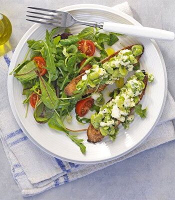 https://www.pontalo.net - Broad bean & feta cheese toasts