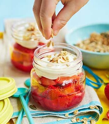 https://www.pontalo.net - Red berry granola yogurt pots