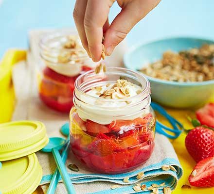 https://www.pontalo.net - Red berry granola yogurt pots