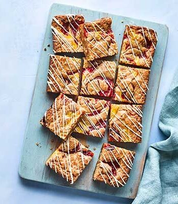 https://www.pontalo.net - Rhubarb & custard blondies