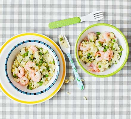 https://www.pontalo.net - Toddler recipe: Microwave courgette and pea risotto with prawns