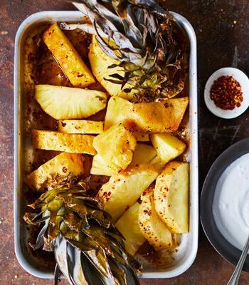 https://www.pontalo.net - Roast whole pineapple with black pepper & rum