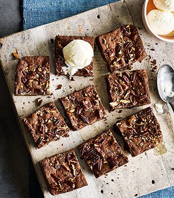 https://www.pontalo.net - Salted chocolate & hazelnut brownies