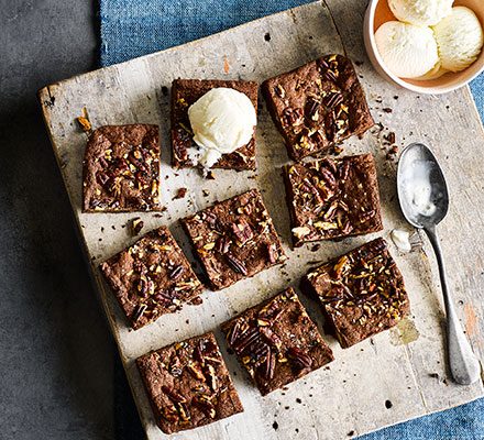 https://www.pontalo.net - Salted chocolate & hazelnut brownies