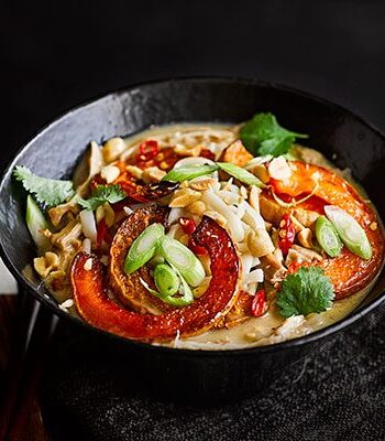 https://www.pontalo.net - Satay chicken noodle soup with squash