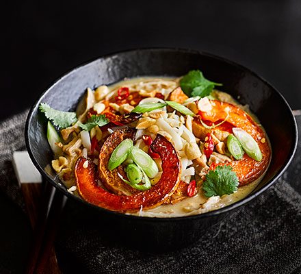 https://www.pontalo.net - Satay chicken noodle soup with squash