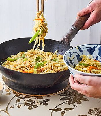 https://www.pontalo.net - Easy Singapore noodles (chow mein)