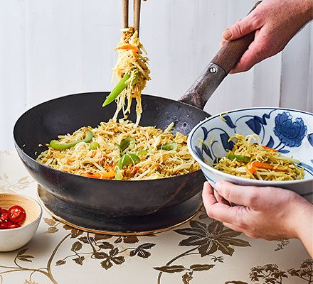 https://www.pontalo.net - Easy Singapore noodles (chow mein)