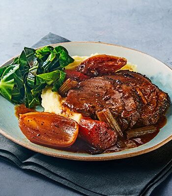 https://www.pontalo.net - Slow cooker beef topside with red wine gravy