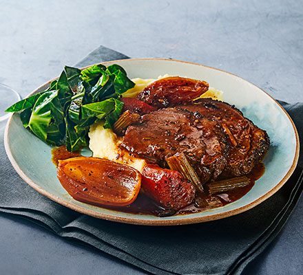 https://www.pontalo.net - Slow cooker beef topside with red wine gravy