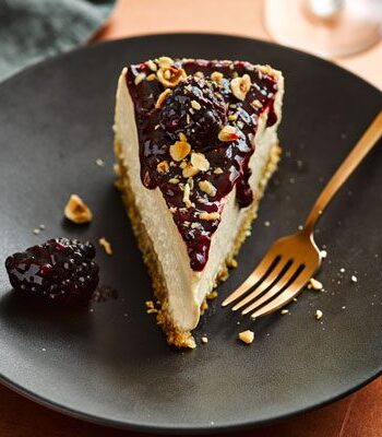 https://www.pontalo.net - Slow cooker muscovado cheesecake with hazelnuts & blackberries