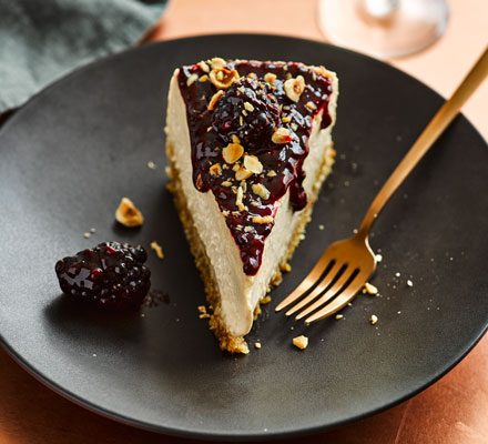 https://www.pontalo.net - Slow cooker muscovado cheesecake with hazelnuts & blackberries