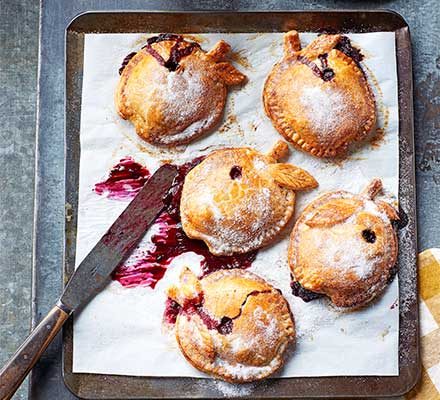 https://www.pontalo.net - Spiced apple & blackberry hand pies