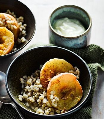 https://www.pontalo.net - Slow cooker spiced apples with barley